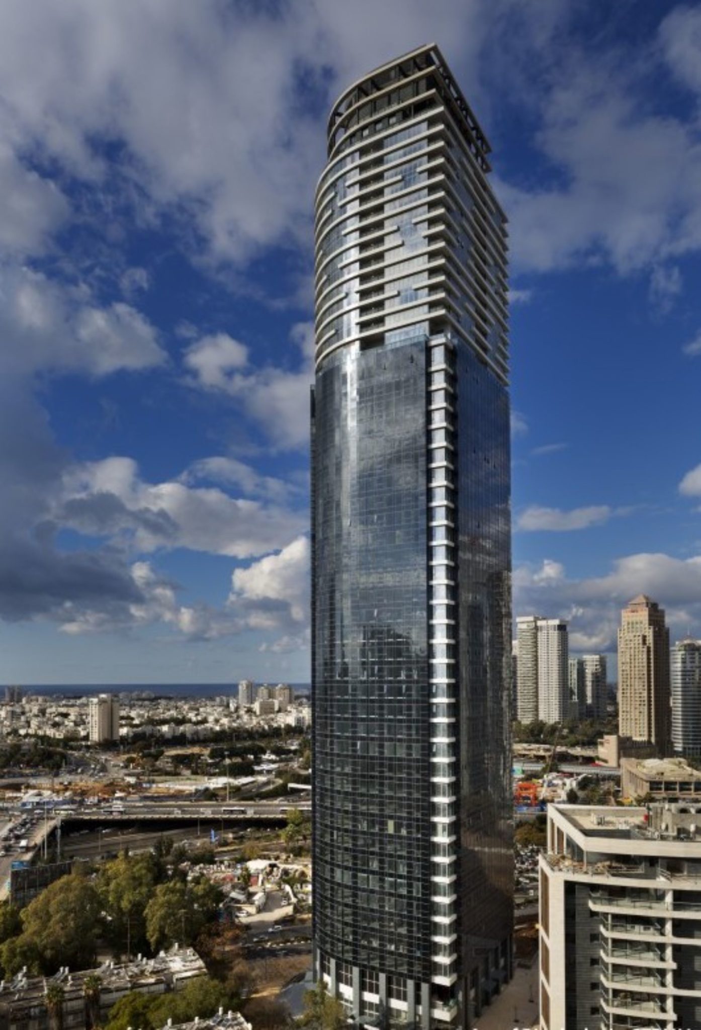 Дом 55 этажей. Тель Авив небоскребы. Тель Авив высотки. Тель-Авив башня Леонардо. Башня Миллениум Тель Авив.